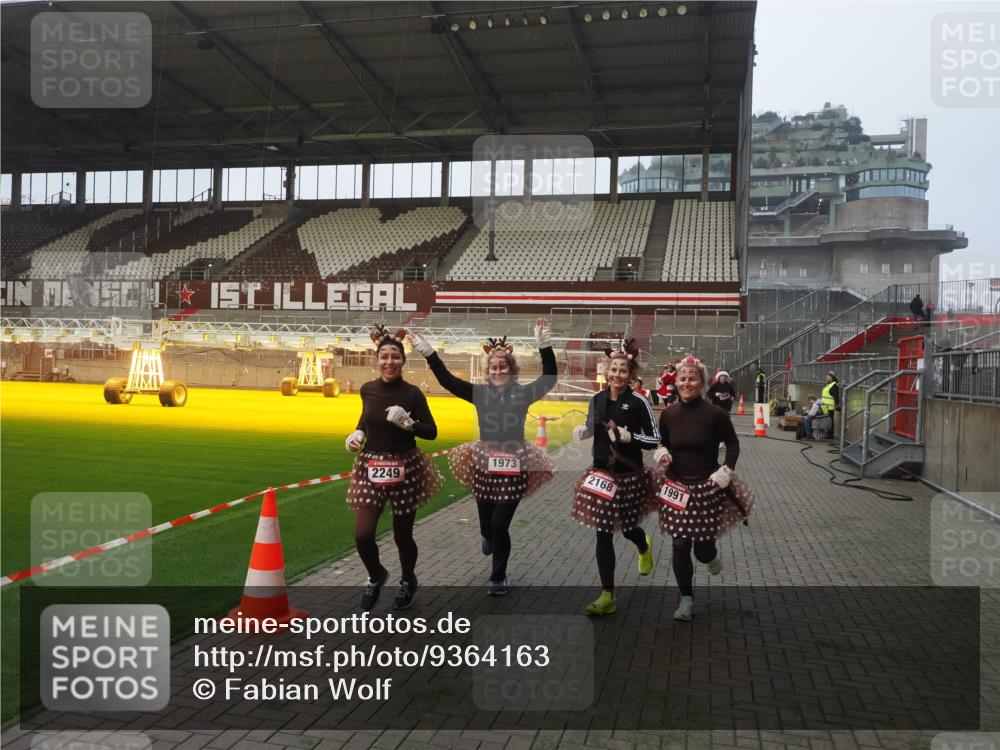 07.12.2025 - St. Pauli X-Mass-Run No. 15 Fabian Wolf http://msf.ph/oto/9364163 07.12.2025 10:05:00 Ziel 202, 210, 292, 699, 1217, 1973, 1991, 2168, 2249, 2856, 2866, 3311 meine-sportfotos.de