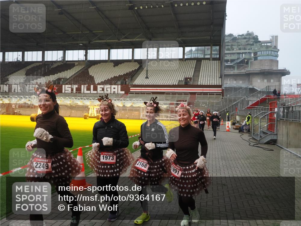 07.12.2025 - St. Pauli X-Mass-Run No. 15 Fabian Wolf http://msf.ph/oto/9364167 07.12.2025 10:05:01 Ziel 202, 210, 292, 699, 1217, 1973, 1991, 2168, 2249, 2856, 2866, 3307, 3311 meine-sportfotos.de