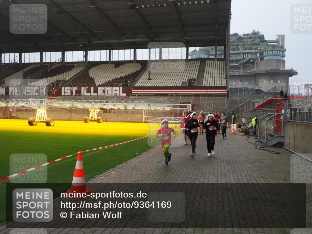 07.12.2025 - St. Pauli X-Mass-Run No. 15 Fabian Wolf http://msf.ph/oto/9364169 07.12.2025 10:05:03 Ziel 202, 210, 292, 699, 1217, 1973, 1991, 2168, 2249, 2856, 2866, 3307, 3311 meine-sportfotos.de