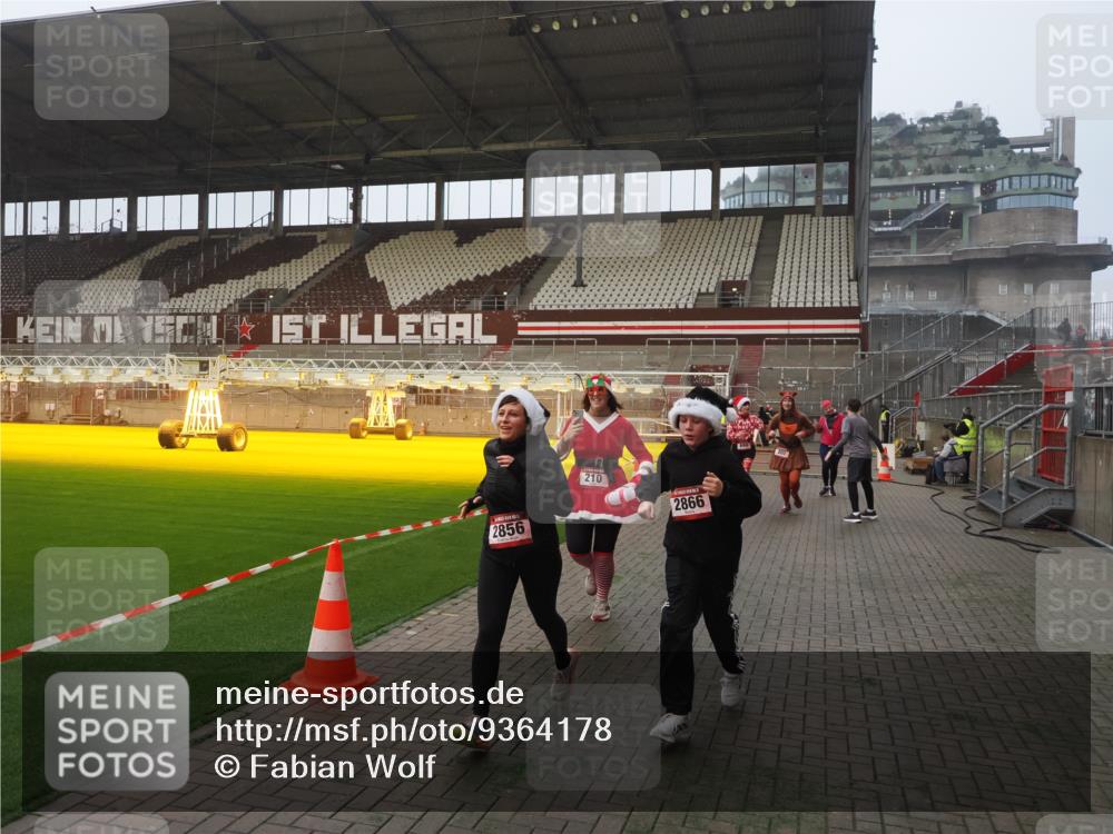 07.12.2025 - St. Pauli X-Mass-Run No. 15 Fabian Wolf http://msf.ph/oto/9364178 07.12.2025 10:05:04 Ziel 202, 210, 292, 699, 1973, 1991, 2168, 2249, 2856, 2866, 3307, 3311 meine-sportfotos.de