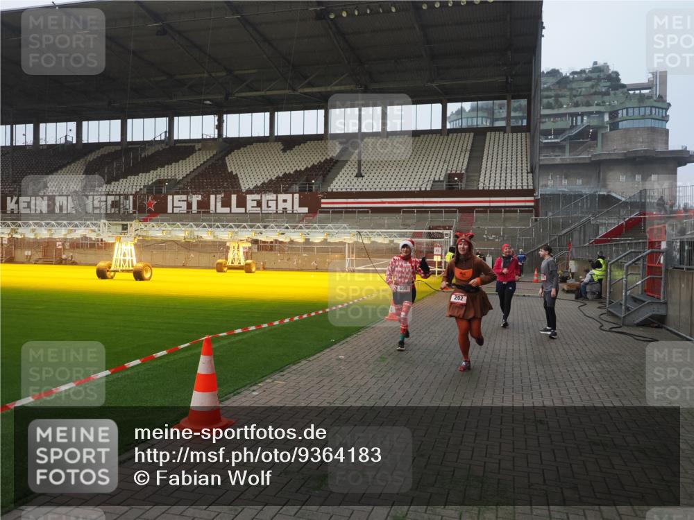 07.12.2025 - St. Pauli X-Mass-Run No. 15 Fabian Wolf http://msf.ph/oto/9364183 07.12.2025 10:05:06 Ziel 202, 210, 292, 699, 1973, 1991, 2168, 2249, 2856, 2866, 3307, 3311 meine-sportfotos.de