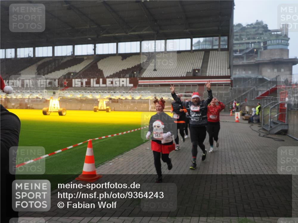 07.12.2025 - St. Pauli X-Mass-Run No. 15 Fabian Wolf http://msf.ph/oto/9364243 07.12.2025 10:05:25 Ziel 114, 543, 668, 950, 1121, 1316, 1374, 1481, 1661, 1761, 3186, 3386, 4036, 4556, 4558 meine-sportfotos.de