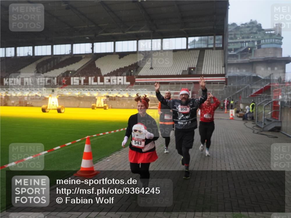 07.12.2025 - St. Pauli X-Mass-Run No. 15 Fabian Wolf http://msf.ph/oto/9364245 07.12.2025 10:05:26 Ziel 114, 543, 668, 950, 1121, 1316, 1374, 1481, 1661, 1761, 3186, 3386, 4036, 4556, 4558 meine-sportfotos.de