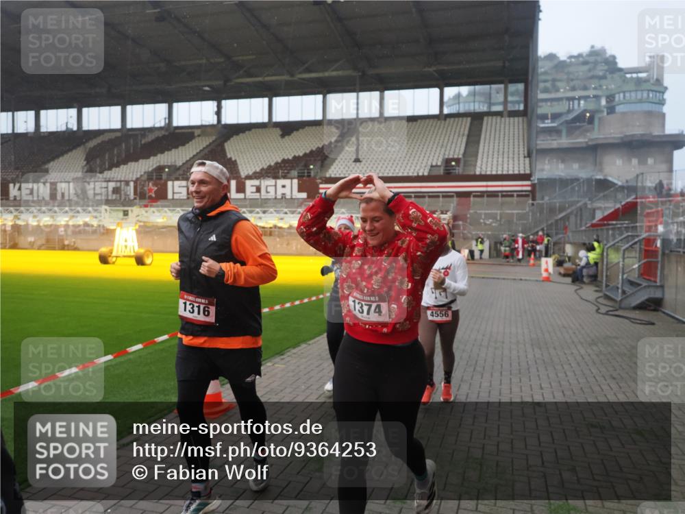 07.12.2025 - St. Pauli X-Mass-Run No. 15 Fabian Wolf http://msf.ph/oto/9364253 07.12.2025 10:05:27 Ziel 114, 543, 668, 950, 1121, 1316, 1374, 1481, 1661, 1761, 3186, 3386, 4036, 4556, 4558 meine-sportfotos.de