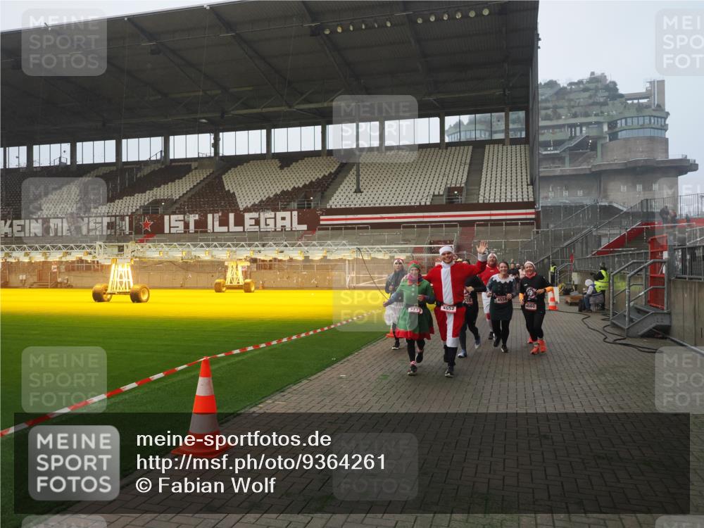 07.12.2025 - St. Pauli X-Mass-Run No. 15 Fabian Wolf http://msf.ph/oto/9364261 07.12.2025 10:05:39 Ziel 54, 123, 363, 385, 512, 945, 1215, 1222, 1316, 1374, 3231, 4552, 4555, 4556, 4558, 4559, 4560 meine-sportfotos.de