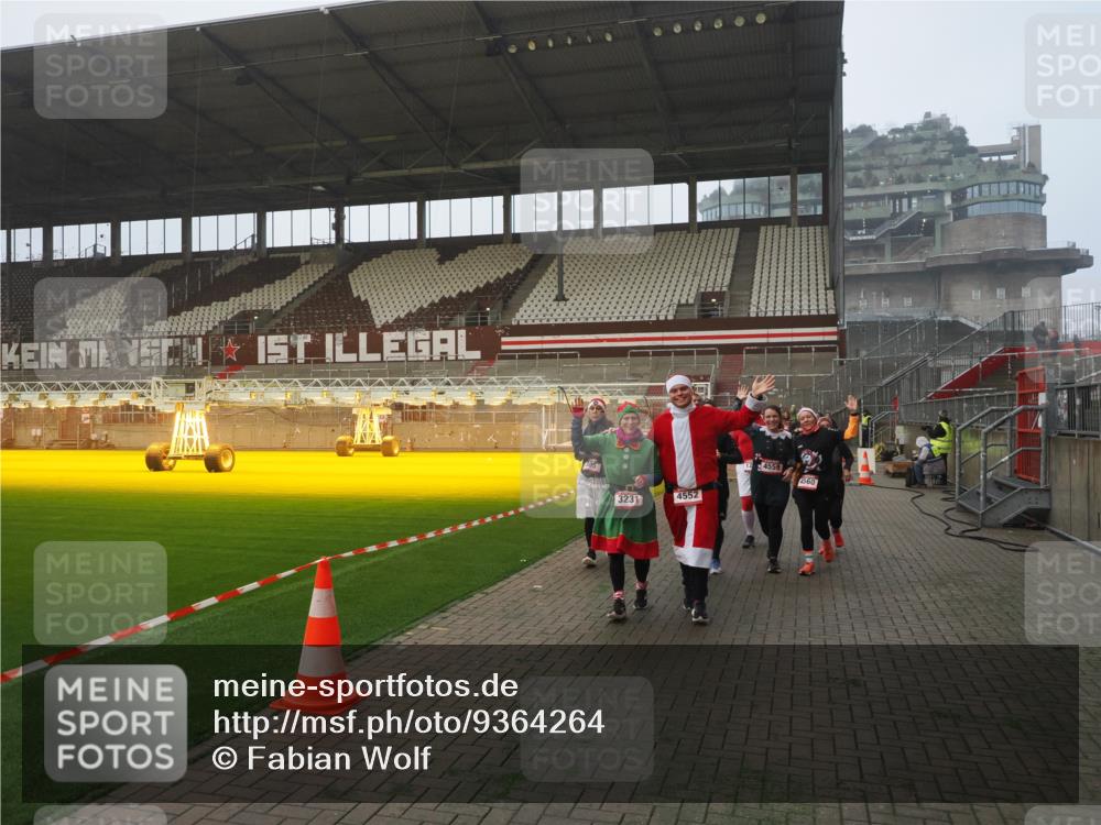07.12.2025 - St. Pauli X-Mass-Run No. 15 Fabian Wolf http://msf.ph/oto/9364264 07.12.2025 10:05:39 Ziel 54, 123, 363, 385, 512, 945, 1215, 1222, 1316, 1374, 3231, 4552, 4555, 4556, 4558, 4559, 4560 meine-sportfotos.de