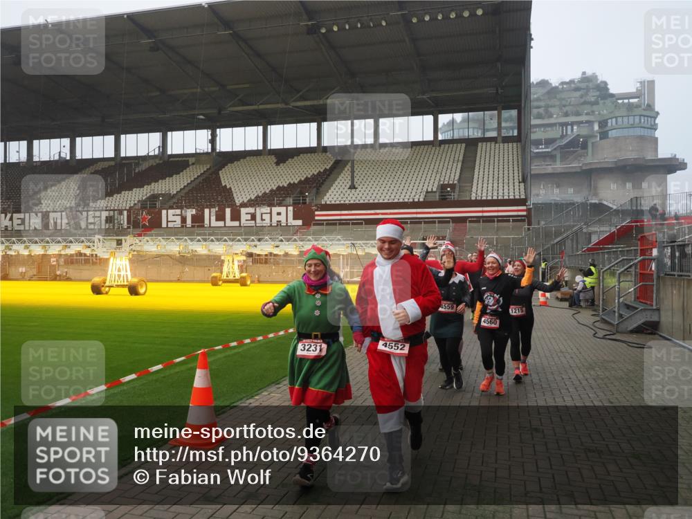 07.12.2025 - St. Pauli X-Mass-Run No. 15 Fabian Wolf http://msf.ph/oto/9364270 07.12.2025 10:05:40 Ziel 54, 123, 363, 385, 512, 945, 1215, 1222, 3231, 4552, 4555, 4556, 4558, 4559, 4560 meine-sportfotos.de