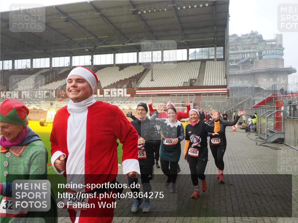 07.12.2025 - St. Pauli X-Mass-Run No. 15 Fabian Wolf http://msf.ph/oto/9364275 07.12.2025 10:05:41 Ziel 2, 3, 54, 123, 363, 385, 512, 945, 1215, 1222, 1789, 3231, 4195, 4552, 4555, 4559, 4560 meine-sportfotos.de