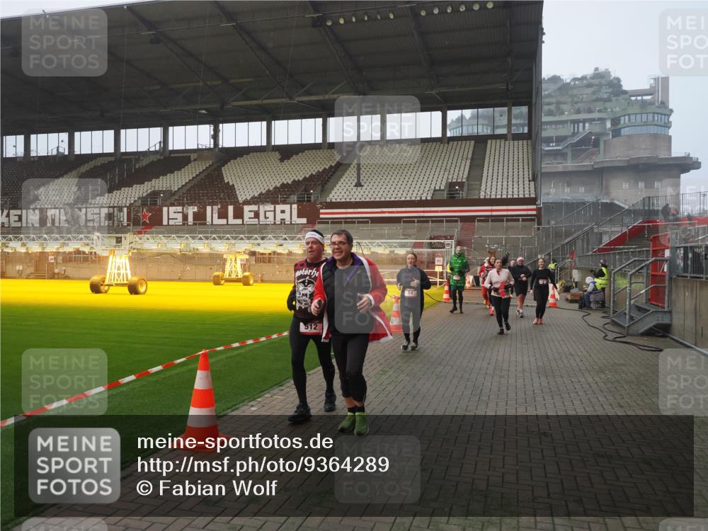 07.12.2025 - St. Pauli X-Mass-Run No. 15 Fabian Wolf http://msf.ph/oto/9364289 07.12.2025 10:05:46 Ziel 2, 3, 54, 123, 363, 385, 512, 945, 1215, 1222, 1789, 1791, 3231, 3877, 4194, 4195, 4552, 4555, 4559, 4560 meine-sportfotos.de