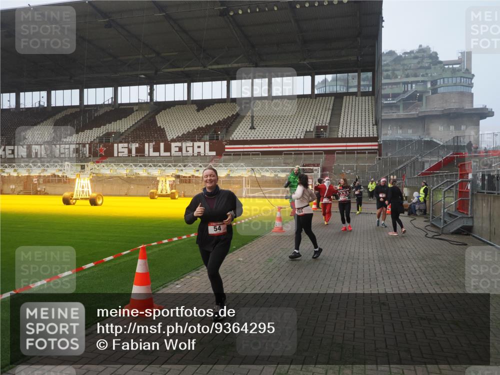 07.12.2025 - St. Pauli X-Mass-Run No. 15 Fabian Wolf http://msf.ph/oto/9364295 07.12.2025 10:05:48 Ziel 2, 3, 54, 123, 363, 385, 512, 945, 1215, 1222, 1789, 1791, 3231, 3877, 4194, 4195, 4552, 4555, 4559, 4560 meine-sportfotos.de