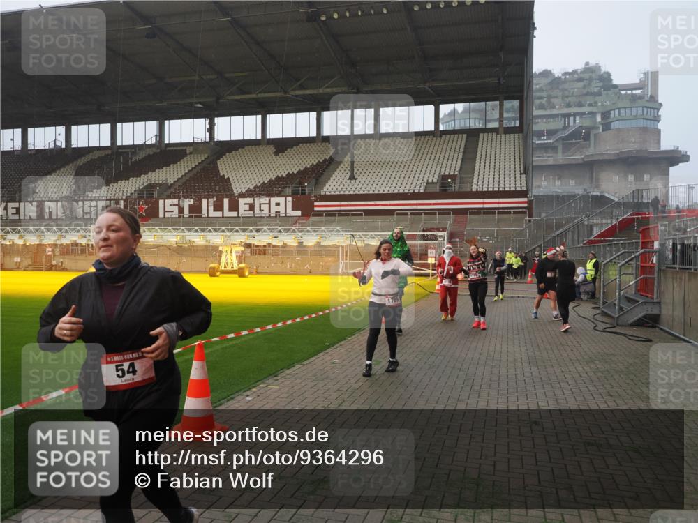07.12.2025 - St. Pauli X-Mass-Run No. 15 Fabian Wolf http://msf.ph/oto/9364296 07.12.2025 10:05:49 Ziel 2, 3, 54, 123, 363, 385, 512, 945, 1215, 1222, 1789, 1791, 3231, 3877, 4194, 4195, 4552, 4555, 4559, 4560 meine-sportfotos.de