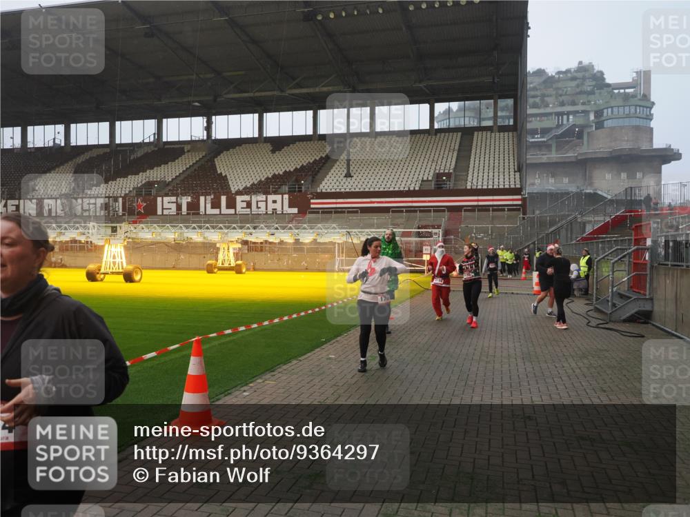 07.12.2025 - St. Pauli X-Mass-Run No. 15 Fabian Wolf http://msf.ph/oto/9364297 07.12.2025 10:05:49 Ziel 2, 3, 54, 123, 363, 385, 512, 945, 1215, 1222, 1789, 1791, 3231, 3877, 4194, 4195, 4552, 4555, 4559, 4560 meine-sportfotos.de