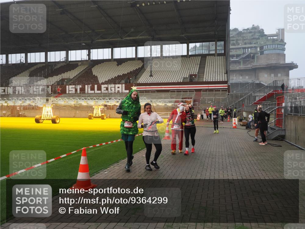 07.12.2025 - St. Pauli X-Mass-Run No. 15 Fabian Wolf http://msf.ph/oto/9364299 07.12.2025 10:05:51 Ziel 2, 3, 54, 123, 363, 385, 512, 676, 945, 1215, 1222, 1789, 1791, 3231, 3877, 4194, 4195, 4552, 4555, 4559, 4560 meine-sportfotos.de
