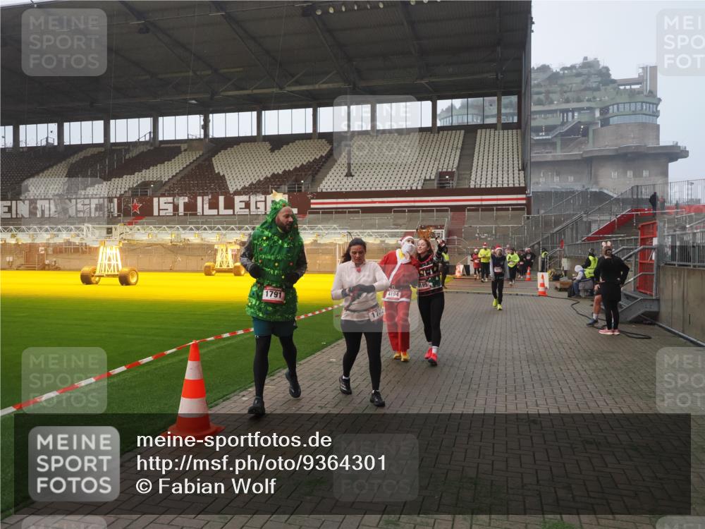07.12.2025 - St. Pauli X-Mass-Run No. 15 Fabian Wolf http://msf.ph/oto/9364301 07.12.2025 10:05:51 Ziel 2, 3, 54, 123, 363, 385, 512, 676, 945, 1215, 1222, 1789, 1791, 3231, 3877, 4194, 4195, 4552, 4555, 4559, 4560 meine-sportfotos.de