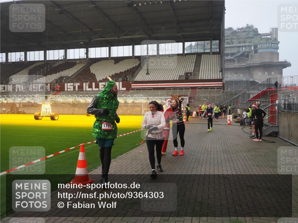 07.12.2025 - St. Pauli X-Mass-Run No. 15 Fabian Wolf http://msf.ph/oto/9364303 07.12.2025 10:05:52 Ziel 2, 3, 54, 123, 363, 385, 512, 676, 945, 1215, 1222, 1789, 1791, 2756, 3877, 4194, 4195, 4559, 4560 meine-sportfotos.de