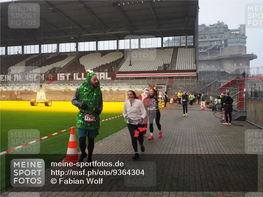 07.12.2025 - St. Pauli X-Mass-Run No. 15 Fabian Wolf http://msf.ph/oto/9364304 07.12.2025 10:05:52 Ziel 2, 3, 54, 123, 363, 385, 512, 676, 945, 1215, 1222, 1789, 1791, 2756, 3877, 4194, 4195, 4559, 4560 meine-sportfotos.de