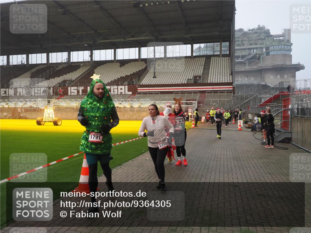 07.12.2025 - St. Pauli X-Mass-Run No. 15 Fabian Wolf http://msf.ph/oto/9364305 07.12.2025 10:05:52 Ziel 2, 3, 54, 123, 363, 385, 512, 676, 945, 1215, 1222, 1789, 1791, 2756, 3877, 4194, 4195, 4559, 4560 meine-sportfotos.de
