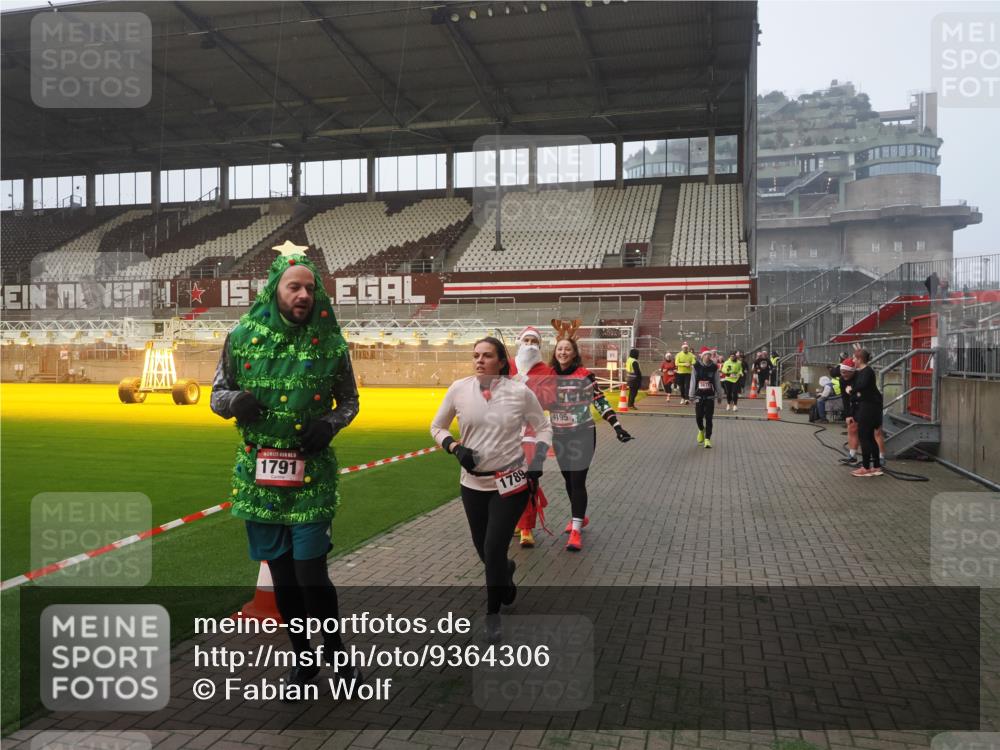 07.12.2025 - St. Pauli X-Mass-Run No. 15 Fabian Wolf http://msf.ph/oto/9364306 07.12.2025 10:05:52 Ziel 2, 3, 54, 123, 363, 385, 512, 676, 945, 1215, 1222, 1789, 1791, 2756, 3877, 4194, 4195, 4559, 4560 meine-sportfotos.de