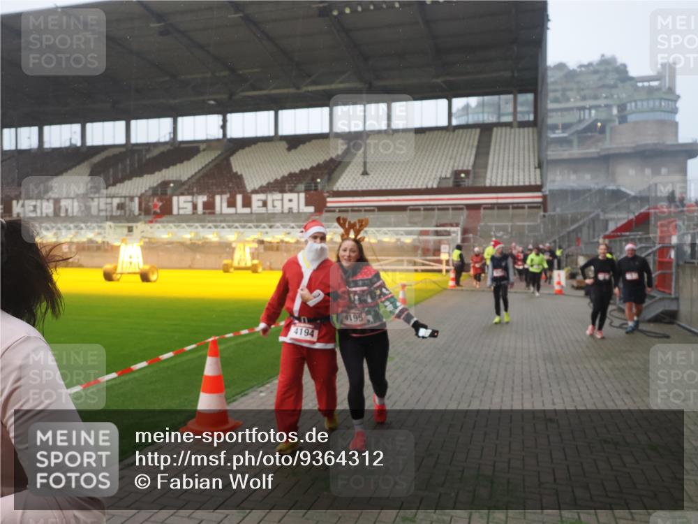 07.12.2025 - St. Pauli X-Mass-Run No. 15 Fabian Wolf http://msf.ph/oto/9364312 07.12.2025 10:05:54 Ziel 2, 3, 54, 123, 363, 424, 512, 676, 805, 834, 1789, 1791, 2756, 2757, 3857, 3877, 4194, 4195 meine-sportfotos.de
