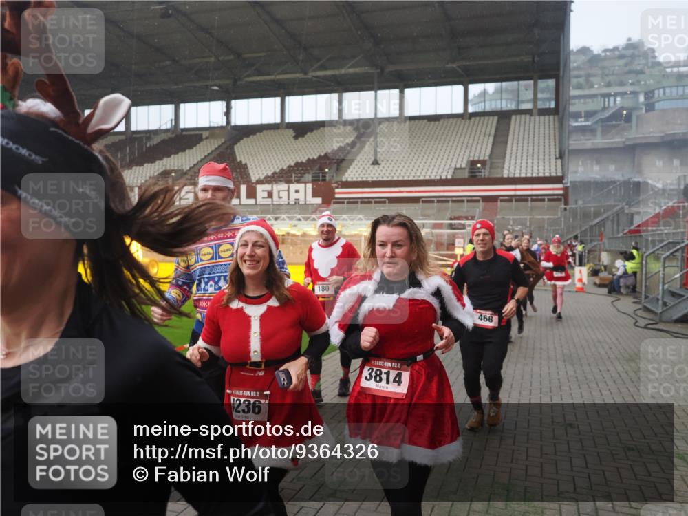 07.12.2025 - St. Pauli X-Mass-Run No. 15 Fabian Wolf http://msf.ph/oto/9364326 07.12.2025 10:06:05 Ziel 127, 148, 180, 424, 468, 676, 805, 834, 967, 969, 1788, 2756, 2757, 2894, 2968, 3093, 3172, 3196, 3812, 3814, 3857, 3859, 3877, 4235, 4236, 4237, 4246, 4251 meine-sportfotos.de
