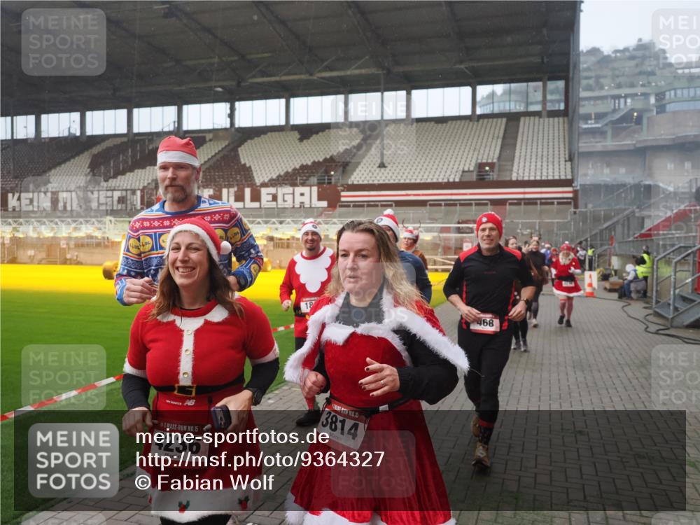 07.12.2025 - St. Pauli X-Mass-Run No. 15 Fabian Wolf http://msf.ph/oto/9364327 07.12.2025 10:06:05 Ziel 127, 148, 180, 424, 468, 676, 805, 834, 967, 969, 1788, 2756, 2757, 2894, 2968, 3093, 3172, 3196, 3812, 3814, 3857, 3859, 3877, 4235, 4236, 4237, 4246, 4251 meine-sportfotos.de