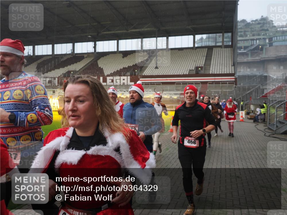 07.12.2025 - St. Pauli X-Mass-Run No. 15 Fabian Wolf http://msf.ph/oto/9364329 07.12.2025 10:06:06 Ziel 127, 148, 180, 424, 468, 676, 805, 834, 967, 969, 1788, 2756, 2757, 2894, 2968, 3093, 3172, 3196, 3812, 3814, 3857, 3859, 3877, 4235, 4236, 4237, 4246, 4251, 4670, 4676 meine-sportfotos.de