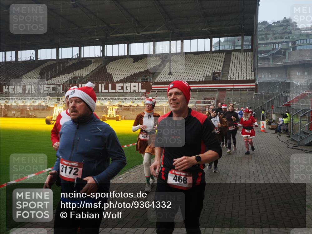 07.12.2025 - St. Pauli X-Mass-Run No. 15 Fabian Wolf http://msf.ph/oto/9364332 07.12.2025 10:06:06 Ziel 127, 148, 180, 424, 468, 676, 805, 834, 967, 969, 1788, 2756, 2757, 2894, 2968, 3093, 3172, 3196, 3812, 3814, 3857, 3859, 3877, 4235, 4236, 4237, 4246, 4251, 4670, 4676 meine-sportfotos.de
