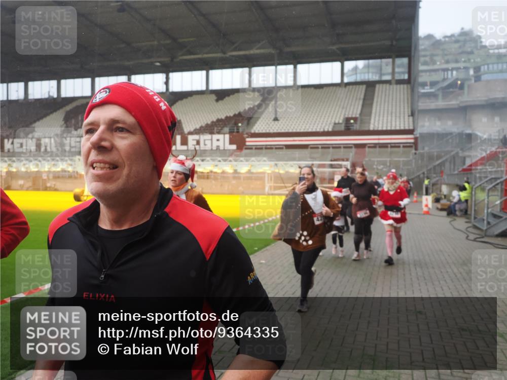 07.12.2025 - St. Pauli X-Mass-Run No. 15 Fabian Wolf http://msf.ph/oto/9364335 07.12.2025 10:06:07 Ziel 127, 148, 180, 424, 468, 676, 805, 834, 893, 967, 969, 1788, 2756, 2757, 2894, 2968, 3093, 3172, 3196, 3812, 3814, 3857, 3859, 4235, 4236, 4237, 4246, 4251, 4670, 4676 meine-sportfotos.de