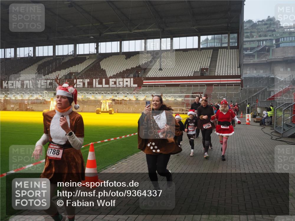 07.12.2025 - St. Pauli X-Mass-Run No. 15 Fabian Wolf http://msf.ph/oto/9364337 07.12.2025 10:06:07 Ziel 127, 148, 180, 424, 468, 676, 805, 834, 893, 967, 969, 1788, 2756, 2757, 2894, 2968, 3093, 3172, 3196, 3812, 3814, 3857, 3859, 4235, 4236, 4237, 4246, 4251, 4670, 4676 meine-sportfotos.de