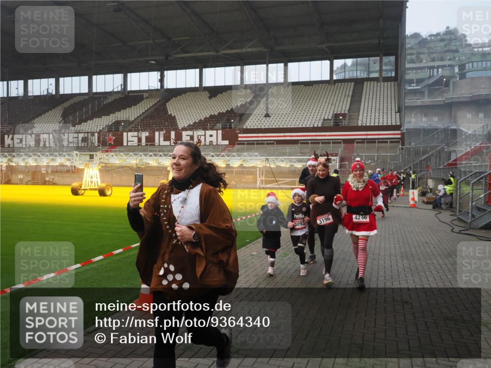 07.12.2025 - St. Pauli X-Mass-Run No. 15 Fabian Wolf http://msf.ph/oto/9364340 07.12.2025 10:06:08 Ziel 127, 148, 180, 424, 468, 676, 805, 834, 893, 967, 969, 1119, 1788, 1937, 2756, 2757, 2894, 2968, 3093, 3172, 3196, 3812, 3814, 3857, 3859, 4235, 4236, 4237, 4246, 4251, 4665, 4670, 4676 meine-sportfotos.de