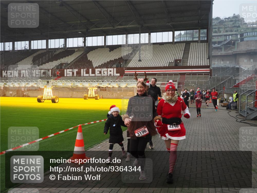 07.12.2025 - St. Pauli X-Mass-Run No. 15 Fabian Wolf http://msf.ph/oto/9364344 07.12.2025 10:06:09 Ziel 127, 148, 180, 424, 468, 676, 805, 834, 893, 967, 969, 1119, 1788, 1937, 2756, 2757, 2894, 2968, 3093, 3172, 3196, 3812, 3814, 3857, 3859, 4235, 4236, 4237, 4246, 4251, 4657, 4665, 4670, 4676, 4736, 4739 meine-sportfotos.de