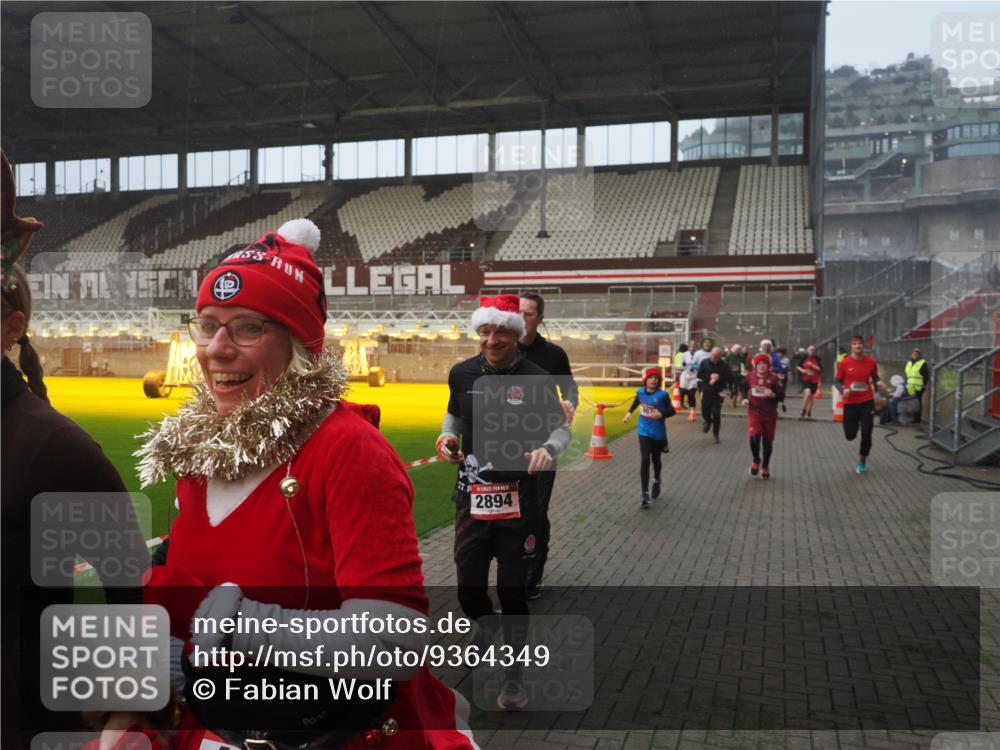 07.12.2025 - St. Pauli X-Mass-Run No. 15 Fabian Wolf http://msf.ph/oto/9364349 07.12.2025 10:06:10 Ziel 127, 148, 180, 424, 468, 676, 805, 834, 893, 967, 969, 1119, 1788, 1937, 2756, 2757, 2894, 2968, 3093, 3172, 3196, 3812, 3814, 3857, 3859, 4235, 4236, 4237, 4246, 4251, 4657, 4665, 4670, 4676, 4677, 4736, 4739 meine-sportfotos.de