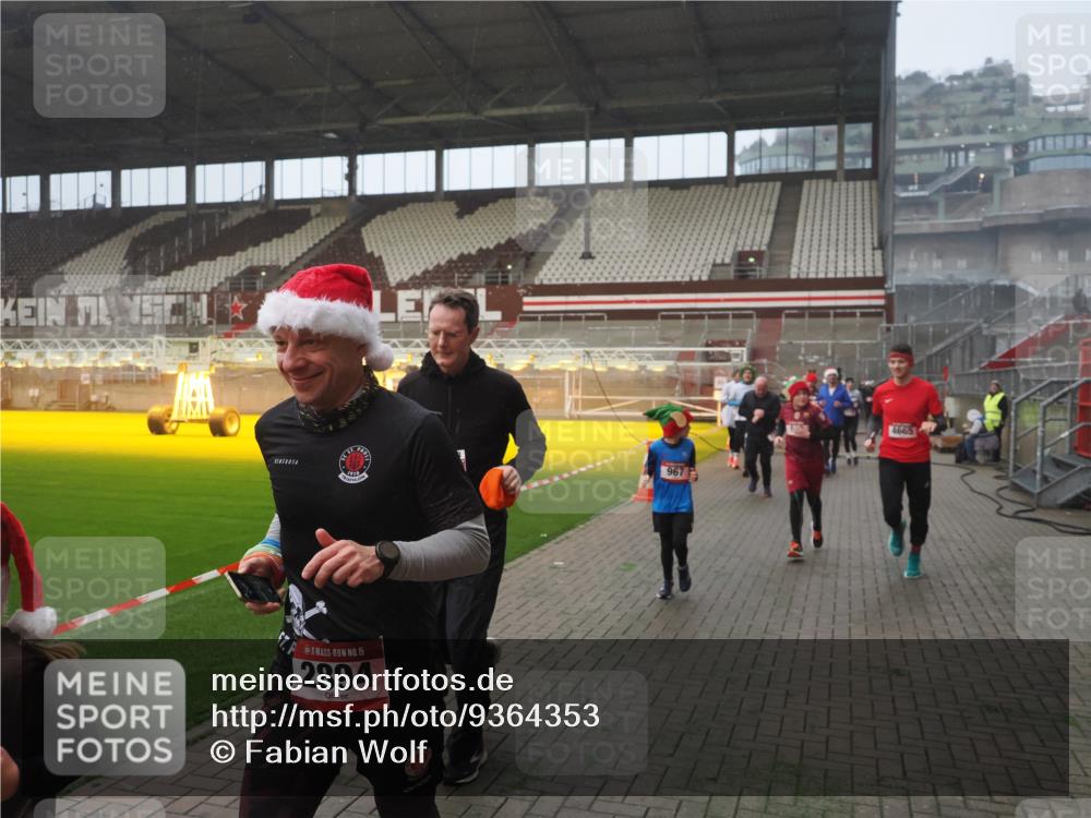 07.12.2025 - St. Pauli X-Mass-Run No. 15 Fabian Wolf http://msf.ph/oto/9364353 07.12.2025 10:06:10 Ziel 127, 148, 180, 424, 468, 676, 805, 834, 893, 967, 969, 1119, 1788, 1937, 2756, 2757, 2894, 2968, 3093, 3172, 3196, 3812, 3814, 3857, 3859, 4235, 4236, 4237, 4246, 4251, 4657, 4665, 4670, 4676, 4677, 4736, 4739 meine-sportfotos.de