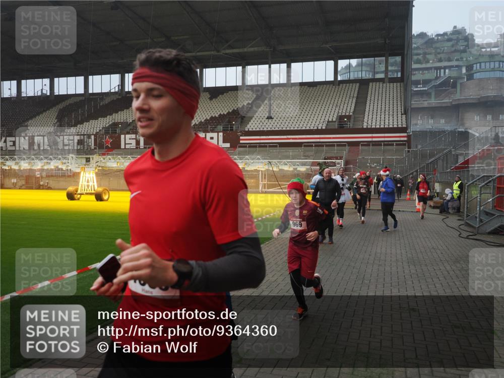07.12.2025 - St. Pauli X-Mass-Run No. 15 Fabian Wolf http://msf.ph/oto/9364360 07.12.2025 10:06:12 Ziel 127, 148, 180, 424, 468, 805, 834, 893, 967, 969, 1119, 1788, 1937, 2756, 2757, 2894, 2968, 3093, 3172, 3196, 3812, 3814, 3857, 3859, 4235, 4236, 4237, 4246, 4251, 4657, 4665, 4670, 4672, 4676, 4677, 4736, 4739 meine-sportfotos.de