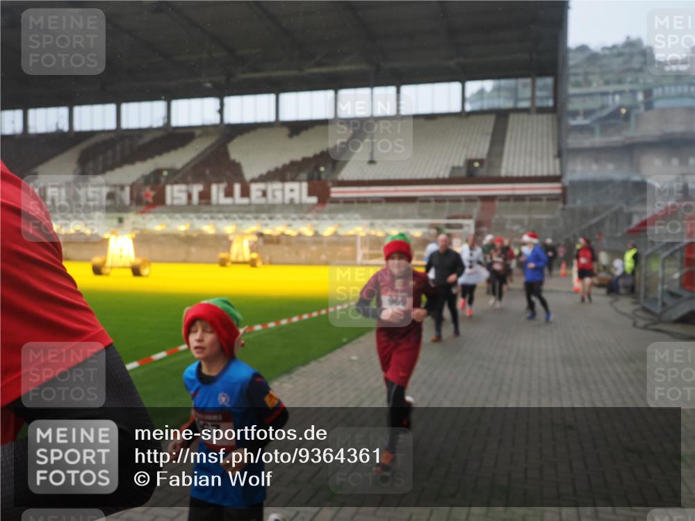 07.12.2025 - St. Pauli X-Mass-Run No. 15 Fabian Wolf http://msf.ph/oto/9364361 07.12.2025 10:06:12 Ziel 127, 148, 180, 424, 468, 805, 834, 893, 967, 969, 1119, 1788, 1937, 2756, 2757, 2894, 2968, 3093, 3172, 3196, 3812, 3814, 3857, 3859, 4235, 4236, 4237, 4246, 4251, 4657, 4665, 4670, 4672, 4676, 4677, 4736, 4739 meine-sportfotos.de