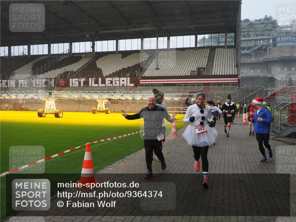07.12.2025 - St. Pauli X-Mass-Run No. 15 Fabian Wolf http://msf.ph/oto/9364374 07.12.2025 10:06:15 Ziel 127, 148, 180, 187, 468, 893, 967, 969, 1119, 1788, 1832, 1937, 2894, 2968, 3093, 3172, 3196, 3812, 3814, 3859, 4235, 4236, 4237, 4246, 4251, 4657, 4665, 4670, 4672, 4676, 4677, 4736, 4739 meine-sportfotos.de