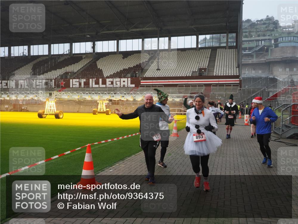 07.12.2025 - St. Pauli X-Mass-Run No. 15 Fabian Wolf http://msf.ph/oto/9364375 07.12.2025 10:06:15 Ziel 127, 148, 180, 187, 468, 893, 967, 969, 1119, 1788, 1832, 1937, 2894, 2968, 3093, 3172, 3196, 3812, 3814, 3859, 4235, 4236, 4237, 4246, 4251, 4657, 4665, 4670, 4672, 4676, 4677, 4736, 4739 meine-sportfotos.de