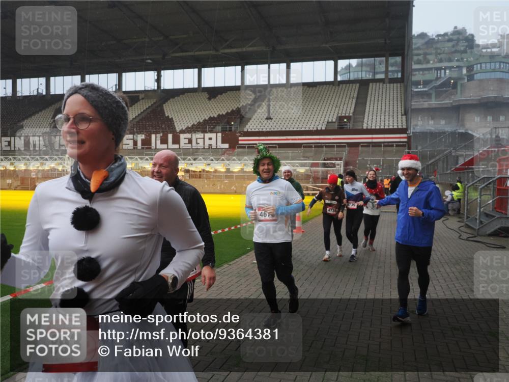 07.12.2025 - St. Pauli X-Mass-Run No. 15 Fabian Wolf http://msf.ph/oto/9364381 07.12.2025 10:06:16 Ziel 127, 148, 180, 187, 468, 893, 967, 969, 1119, 1788, 1832, 1937, 2894, 2968, 3093, 3172, 3196, 4246, 4251, 4657, 4665, 4670, 4672, 4676, 4677, 4736, 4739 meine-sportfotos.de
