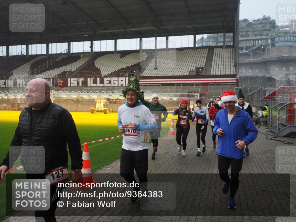 07.12.2025 - St. Pauli X-Mass-Run No. 15 Fabian Wolf http://msf.ph/oto/9364383 07.12.2025 10:06:17 Ziel 127, 148, 180, 187, 468, 893, 967, 969, 1119, 1788, 1832, 1937, 2894, 2968, 3093, 3196, 4246, 4251, 4657, 4665, 4670, 4672, 4676, 4677, 4736, 4739 meine-sportfotos.de