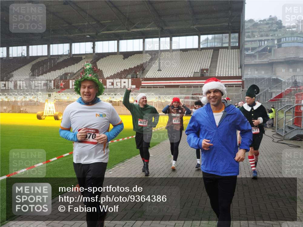 07.12.2025 - St. Pauli X-Mass-Run No. 15 Fabian Wolf http://msf.ph/oto/9364386 07.12.2025 10:06:17 Ziel 127, 148, 180, 187, 468, 893, 967, 969, 1119, 1788, 1832, 1937, 2894, 2968, 3093, 3196, 4246, 4251, 4657, 4665, 4670, 4672, 4676, 4677, 4736, 4739 meine-sportfotos.de