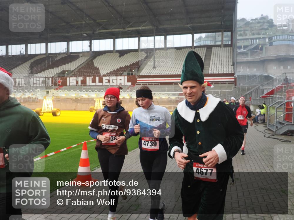 07.12.2025 - St. Pauli X-Mass-Run No. 15 Fabian Wolf http://msf.ph/oto/9364394 07.12.2025 10:06:19 Ziel 34, 127, 148, 187, 893, 967, 969, 1119, 1369, 1832, 1937, 1946, 2894, 2968, 3093, 3196, 4246, 4251, 4657, 4665, 4670, 4672, 4676, 4677, 4736, 4739 meine-sportfotos.de