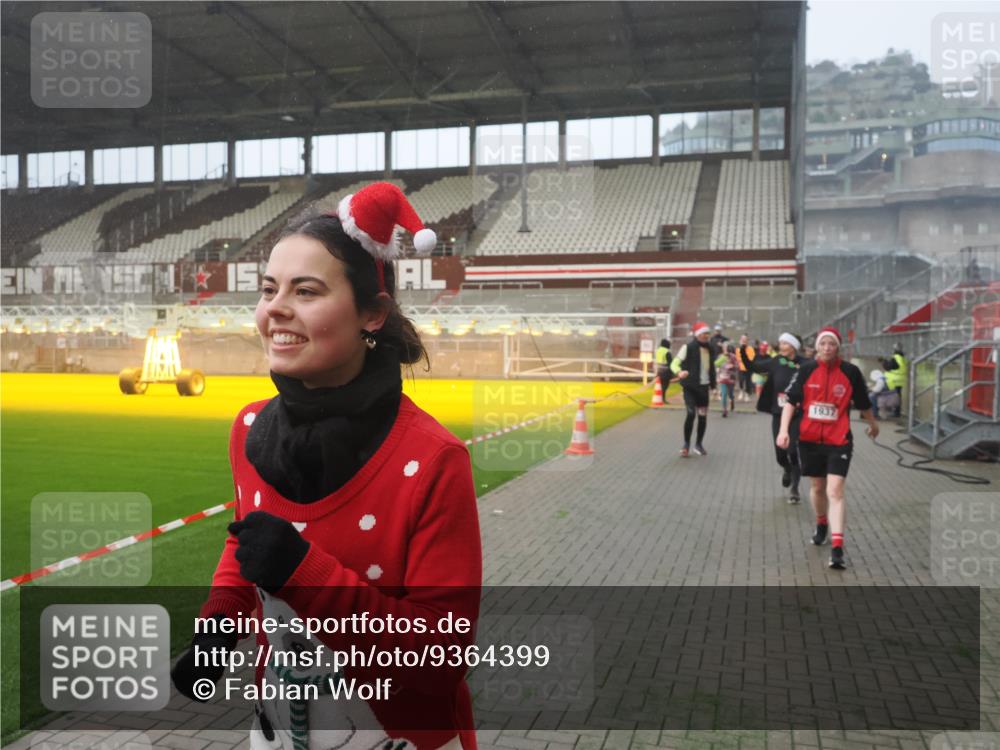 07.12.2025 - St. Pauli X-Mass-Run No. 15 Fabian Wolf http://msf.ph/oto/9364399 07.12.2025 10:06:20 Ziel 34, 127, 148, 187, 893, 967, 969, 1119, 1369, 1479, 1480, 1832, 1937, 1946, 2894, 2968, 3196, 4246, 4657, 4665, 4670, 4672, 4676, 4677, 4736, 4739 meine-sportfotos.de