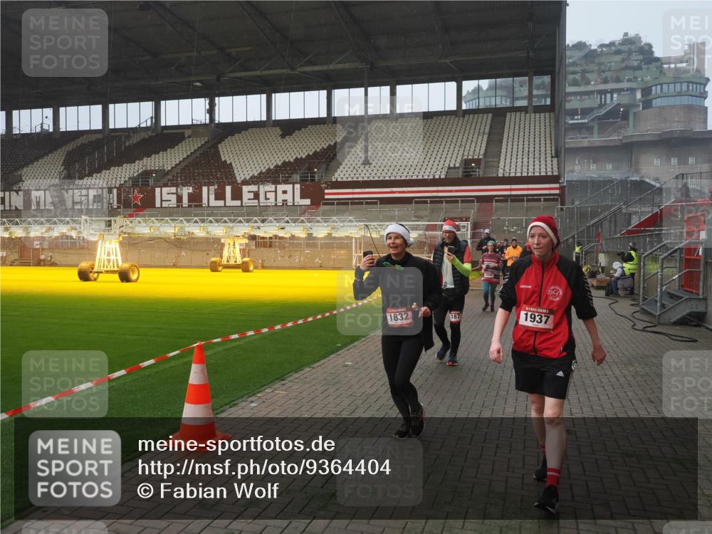 07.12.2025 - St. Pauli X-Mass-Run No. 15 Fabian Wolf http://msf.ph/oto/9364404 07.12.2025 10:06:22 Ziel 34, 127, 187, 893, 967, 969, 1119, 1369, 1479, 1480, 1832, 1937, 1946, 3534, 3535, 3536, 3537, 4657, 4665, 4670, 4672, 4676, 4677, 4736, 4739 meine-sportfotos.de