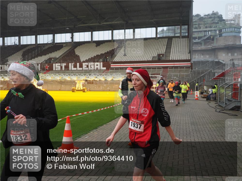07.12.2025 - St. Pauli X-Mass-Run No. 15 Fabian Wolf http://msf.ph/oto/9364410 07.12.2025 10:06:23 Ziel 34, 127, 187, 893, 967, 969, 1119, 1369, 1479, 1480, 1832, 1937, 1946, 3213, 3232, 3534, 3535, 3536, 3537, 4657, 4665, 4670, 4672, 4676, 4677, 4736, 4739 meine-sportfotos.de