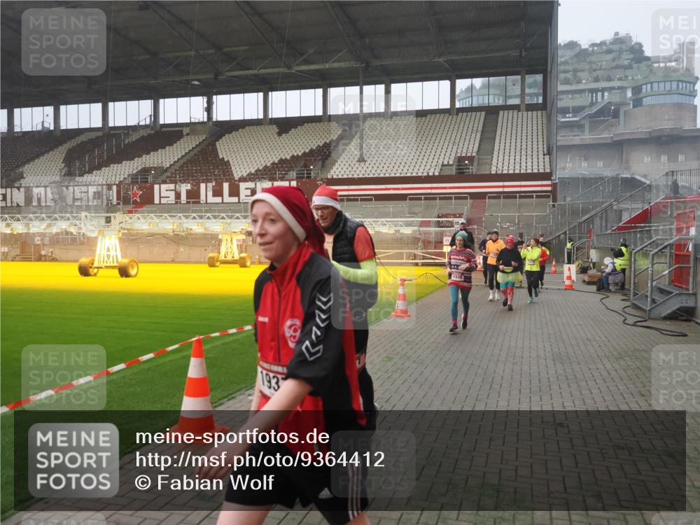 07.12.2025 - St. Pauli X-Mass-Run No. 15 Fabian Wolf http://msf.ph/oto/9364412 07.12.2025 10:06:24 Ziel 34, 127, 187, 893, 967, 969, 1119, 1369, 1479, 1480, 1832, 1937, 1946, 3213, 3232, 3534, 3535, 3536, 3537, 4657, 4665, 4670, 4672, 4676, 4677, 4736, 4739 meine-sportfotos.de