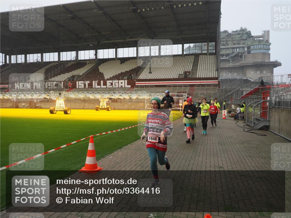 07.12.2025 - St. Pauli X-Mass-Run No. 15 Fabian Wolf http://msf.ph/oto/9364416 07.12.2025 10:06:26 Ziel 34, 187, 562, 893, 1119, 1369, 1479, 1480, 1832, 1937, 1946, 3213, 3232, 3534, 3535, 3536, 3537, 4459, 4657, 4665, 4670, 4672, 4676, 4677, 4736, 4739 meine-sportfotos.de