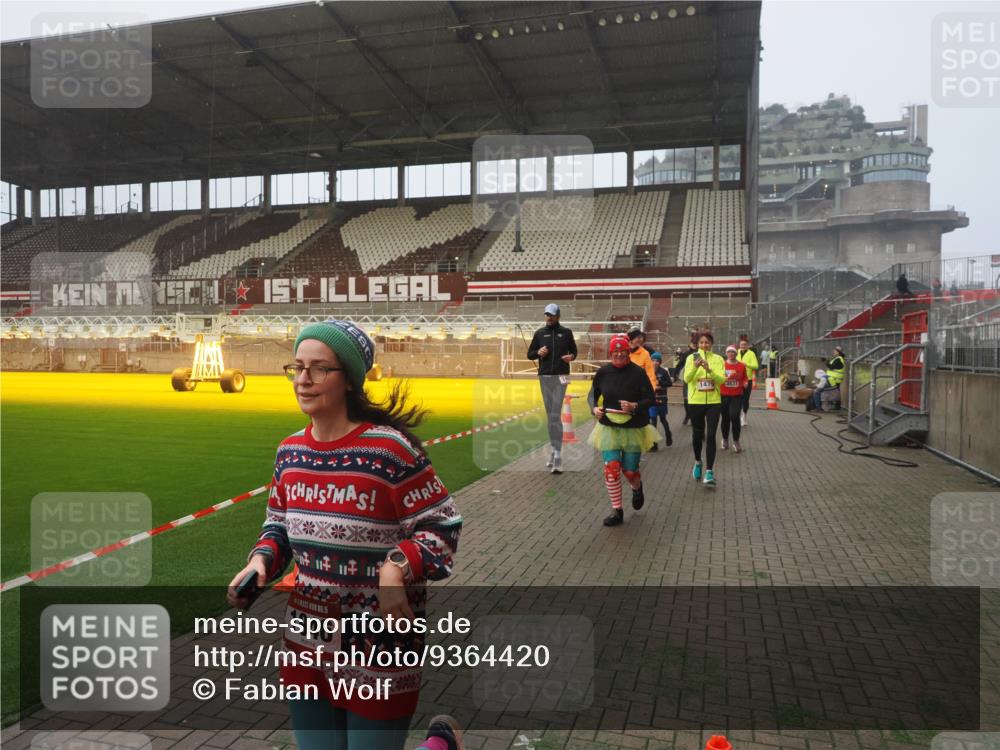 07.12.2025 - St. Pauli X-Mass-Run No. 15 Fabian Wolf http://msf.ph/oto/9364420 07.12.2025 10:06:27 Ziel 34, 187, 562, 893, 1119, 1369, 1479, 1480, 1832, 1937, 1946, 3213, 3232, 3534, 3535, 3536, 3537, 4459, 4657, 4665, 4672, 4677, 4736, 4739 meine-sportfotos.de