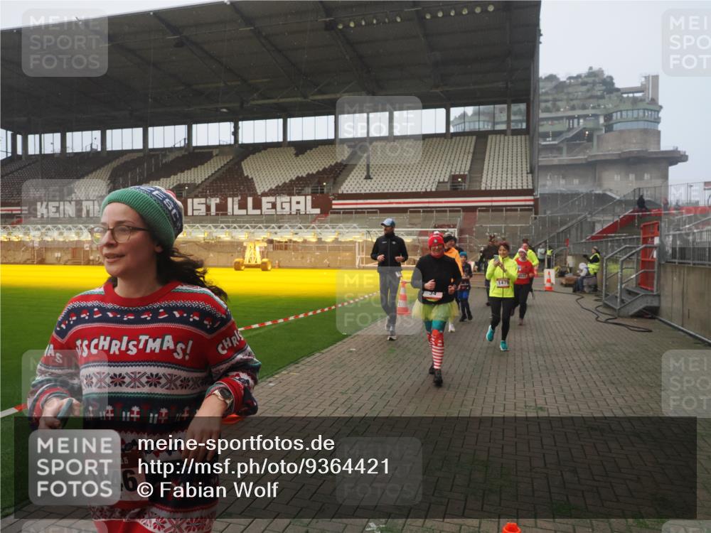 07.12.2025 - St. Pauli X-Mass-Run No. 15 Fabian Wolf http://msf.ph/oto/9364421 07.12.2025 10:06:27 Ziel 34, 187, 562, 893, 1119, 1369, 1479, 1480, 1832, 1937, 1946, 3213, 3232, 3534, 3535, 3536, 3537, 4459, 4657, 4665, 4672, 4677, 4736, 4739 meine-sportfotos.de