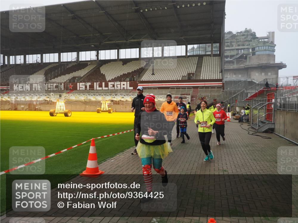 07.12.2025 - St. Pauli X-Mass-Run No. 15 Fabian Wolf http://msf.ph/oto/9364425 07.12.2025 10:06:28 Ziel 34, 187, 562, 1119, 1369, 1479, 1480, 1832, 1937, 1946, 3213, 3232, 3534, 3535, 3536, 3537, 4459, 4657, 4665, 4672, 4677, 4736, 4739 meine-sportfotos.de