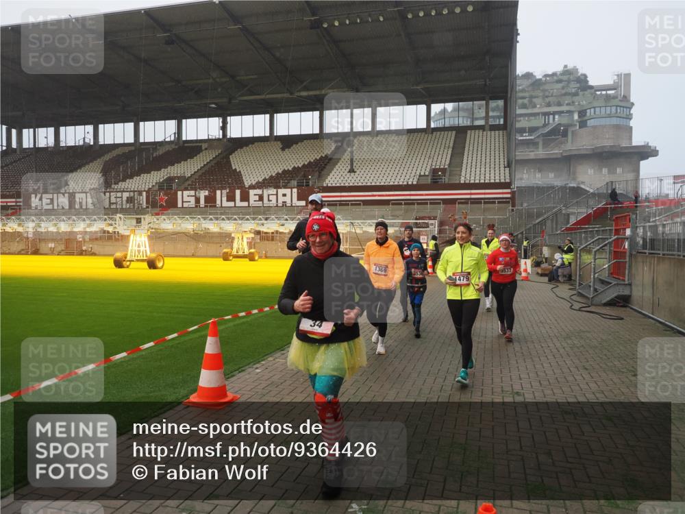 07.12.2025 - St. Pauli X-Mass-Run No. 15 Fabian Wolf http://msf.ph/oto/9364426 07.12.2025 10:06:28 Ziel 34, 187, 562, 1119, 1369, 1479, 1480, 1832, 1937, 1946, 3213, 3232, 3534, 3535, 3536, 3537, 4459, 4657, 4665, 4672, 4677, 4736, 4739 meine-sportfotos.de